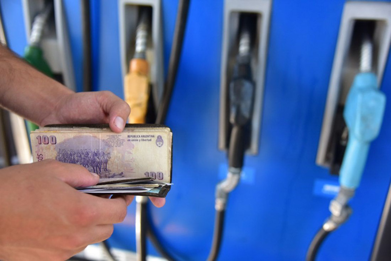 El salario de un argentino = 412 litros de nafta