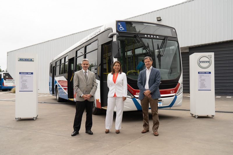 El Secretario de Transporte visitó la concesionaria SUECA en la presentación del nuevo Bus Volvo