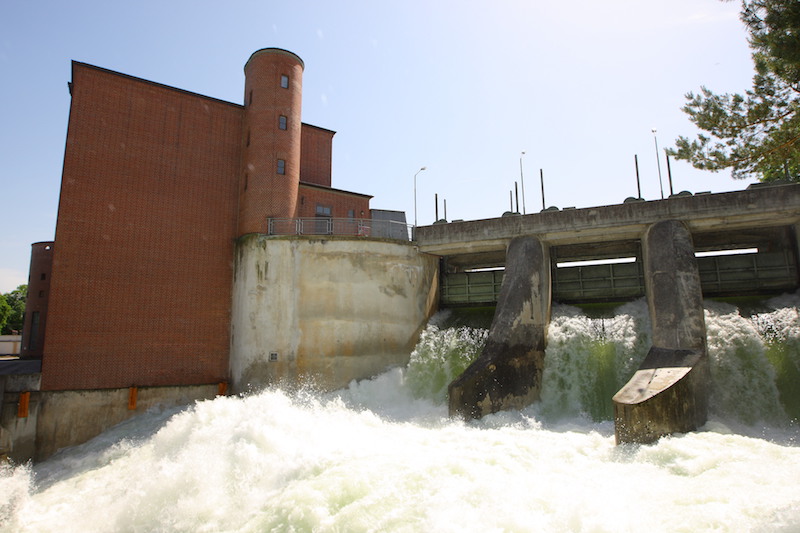 Vehículos fabricados con electricidad ecológica generada por el agua