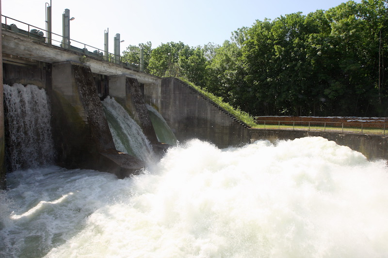 Vehículos fabricados con electricidad ecológica generada por el agua