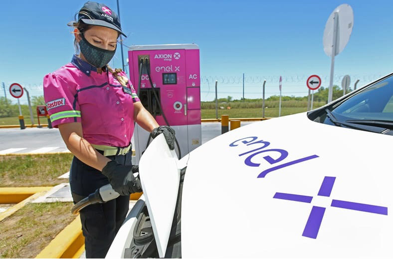 Quieren que las Estaciones de Servicio sean los únicos sitios habilitados para recargar los Autos Eléctricos.