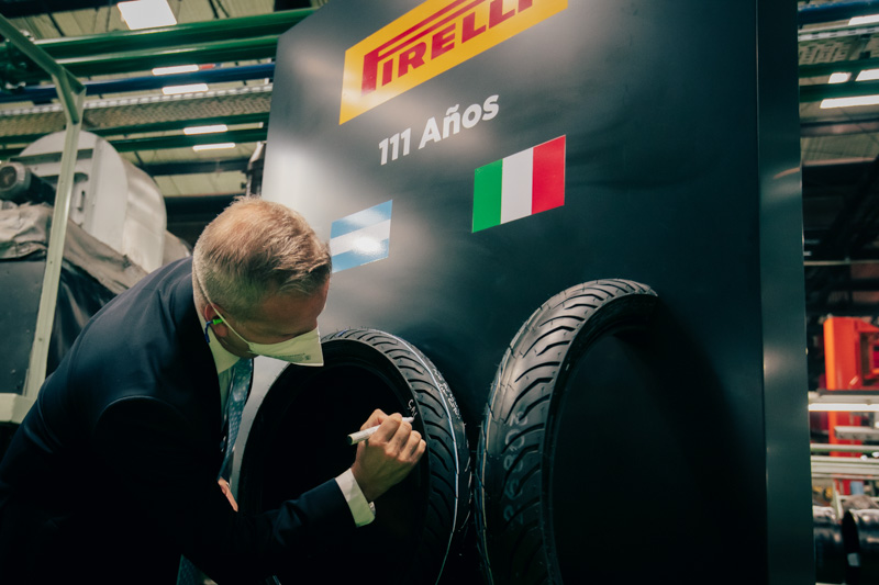 Pirelli inaugura la producción de neumáticos para motos