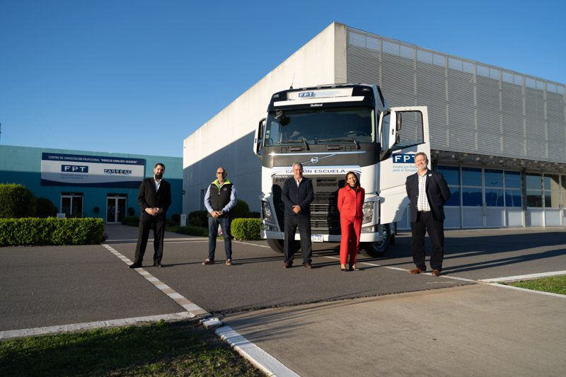 Volvo Trucks entregó un camión al Centro de Capacitación de la Fundación Profesional para el Transporte de FADEEAC