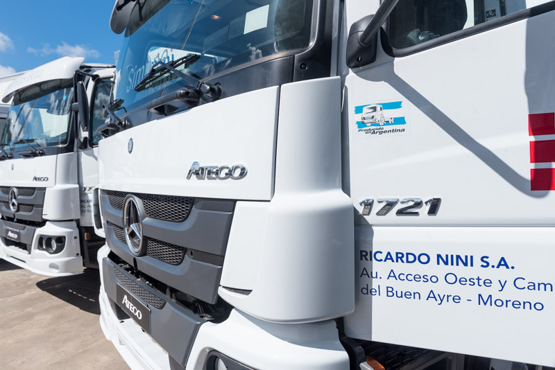 Mercedes-Benz entregó una nueva flota de camiones a Nini a través de Simone
