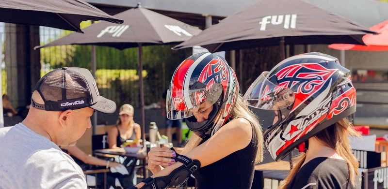 Becas para que las mujeres se suban a una moto