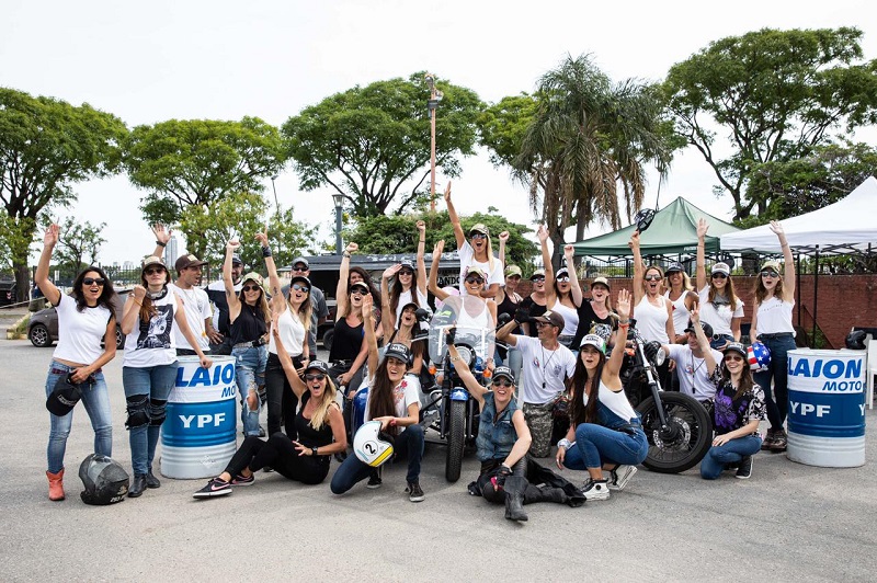 Becas para que las mujeres se suban a una moto