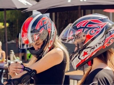 Becas para que las mujeres se suban a una moto