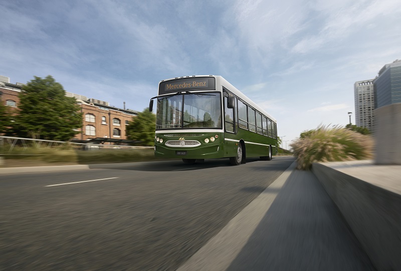 Mercedes-Benz, líder en buses y camiones livianos