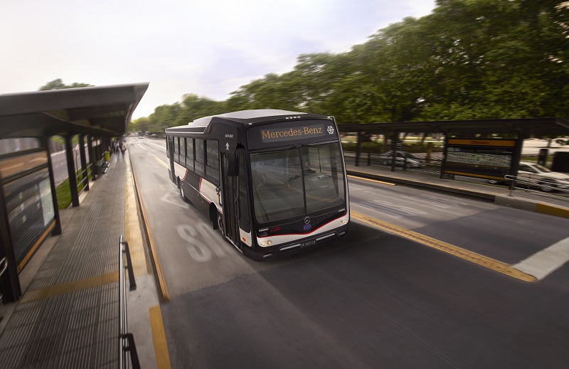 Mercedes-Benz, líder en buses y camiones livianos