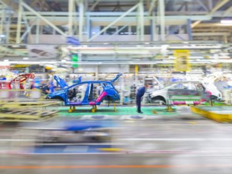 Autos reaccionados, una solución ante la escasez de microchips