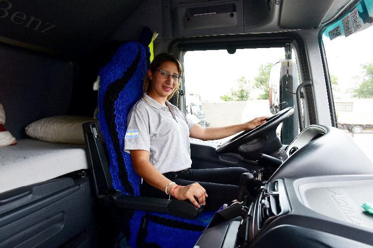 Mujeres al transporte de cargas