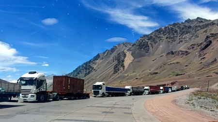 Mendoza: 2000 camiones varados