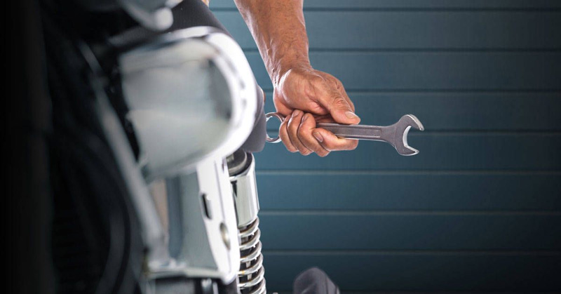 Cómo poner un taller mecánico para motos