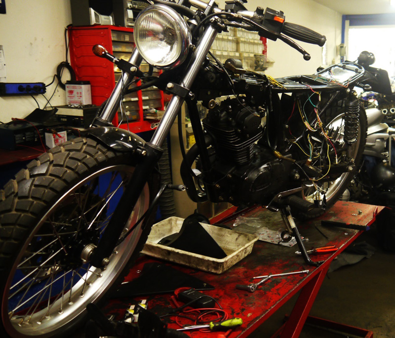 Cómo poner un taller mecánico para motos