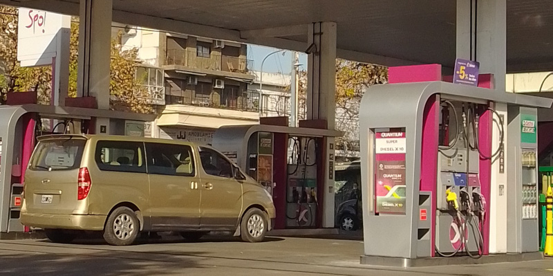 El salario de un argentino = 412 litros de nafta