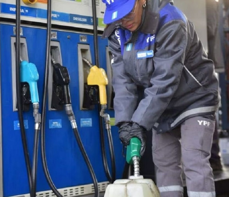 El salario de un argentino = 412 litros de nafta
