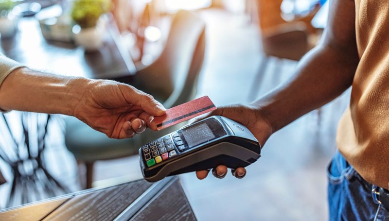 Baja el precio de los combustibles 