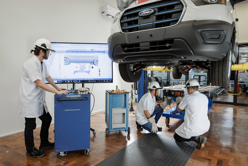 Academia Ford: Formación Avanzada para Autos Eléctricos
