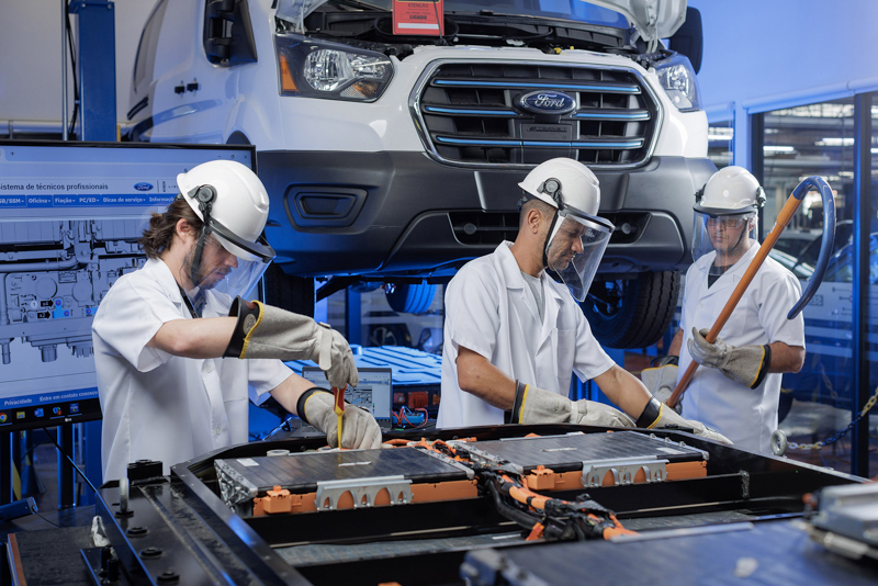 Academia Ford: Formación Avanzada para Autos Eléctricos