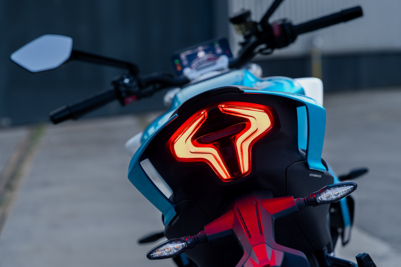 CFMOTO 450NK: Tecnología T-BOX y frenos ABS avanzados