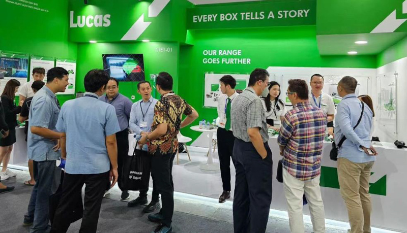 Lucas brilla en ferias automotrices y campaña digital