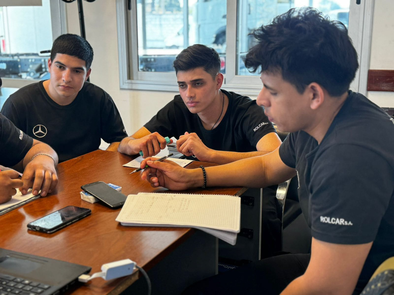 Mercedes-Benz impulsa talento joven con becas TruckCionar