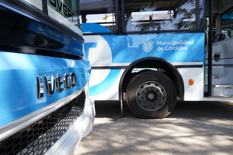 IVECO y OVERBUS entregan primeros buses a GNC en Córdoba