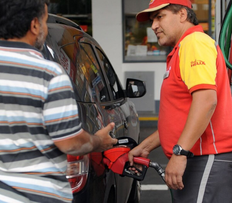 Gobierno impulsa autoservicio de combustibles en estaciones del país