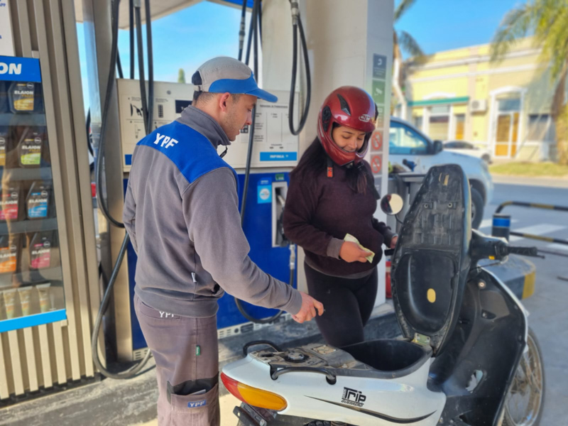 Gobierno impulsa autoservicio de combustibles en estaciones del país