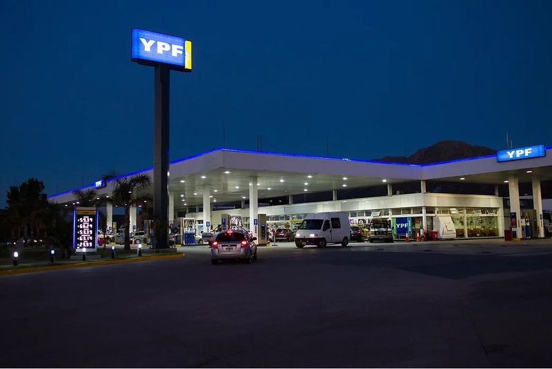 YPF prueba precios variables según la hora