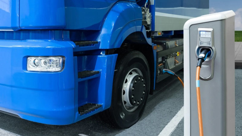 IA lanza comparador de camiones eléctricos y diésel