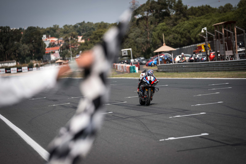 BMW y Razgatlioglu dominan en Estoril