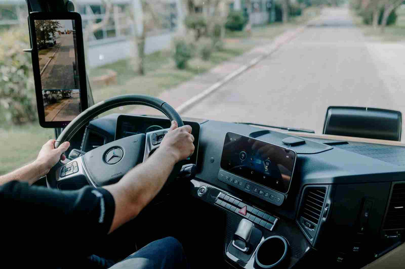 Mercedes-Benz Camiones y Buses y AXION energy revalidan alianza