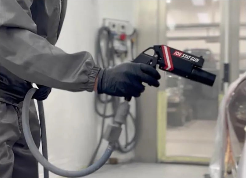 Pistola estática controla carga en pintado automotor