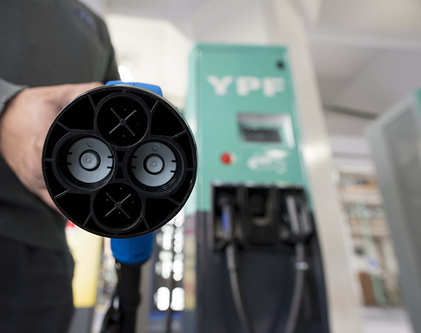 ea-2017-09-01-ypf-instalo-los-primeros-surtidores-electricos-del-pais-02