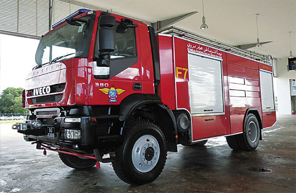 pes-92-camion-autobomba-iveco-para-extincion-de-incendios-01