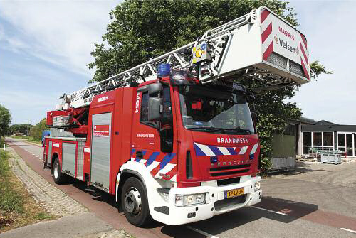 pes-92-camion-autobomba-iveco-para-extincion-de-incendios-02