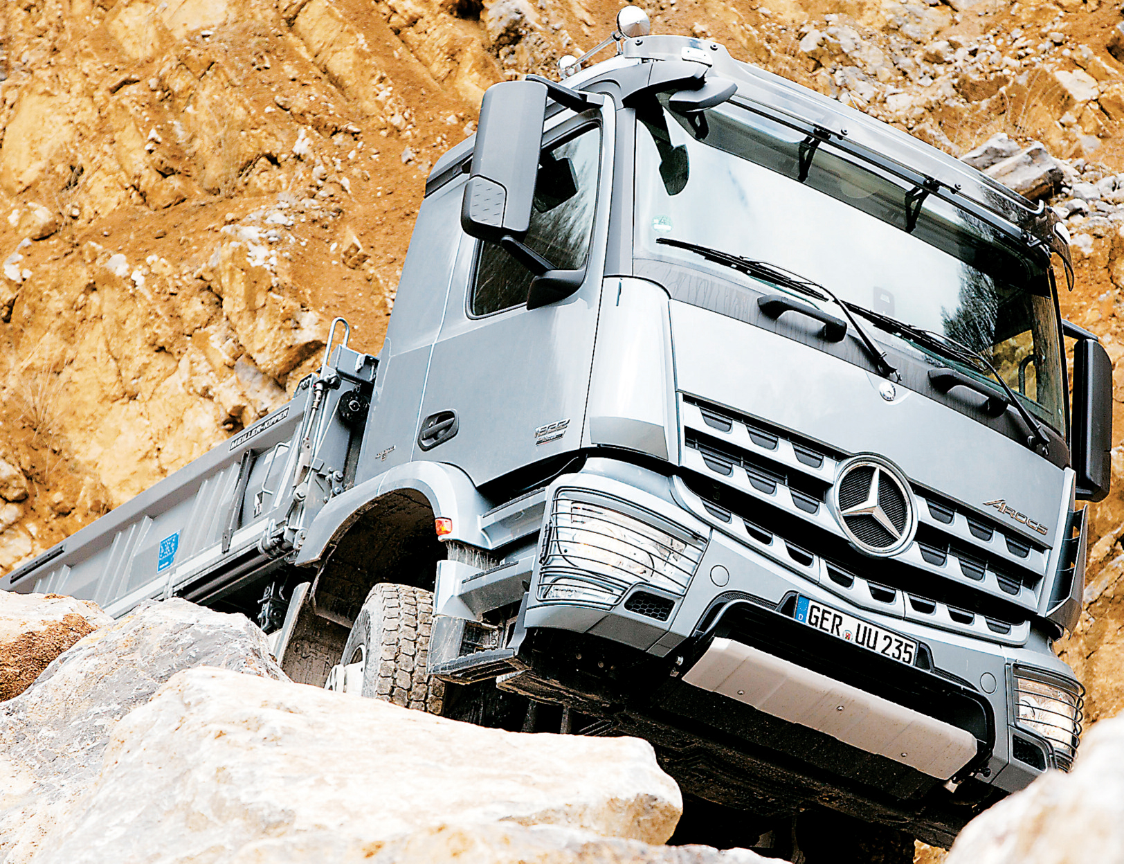 pes-49-el-nuevo-arocs-mercedes-benz-01