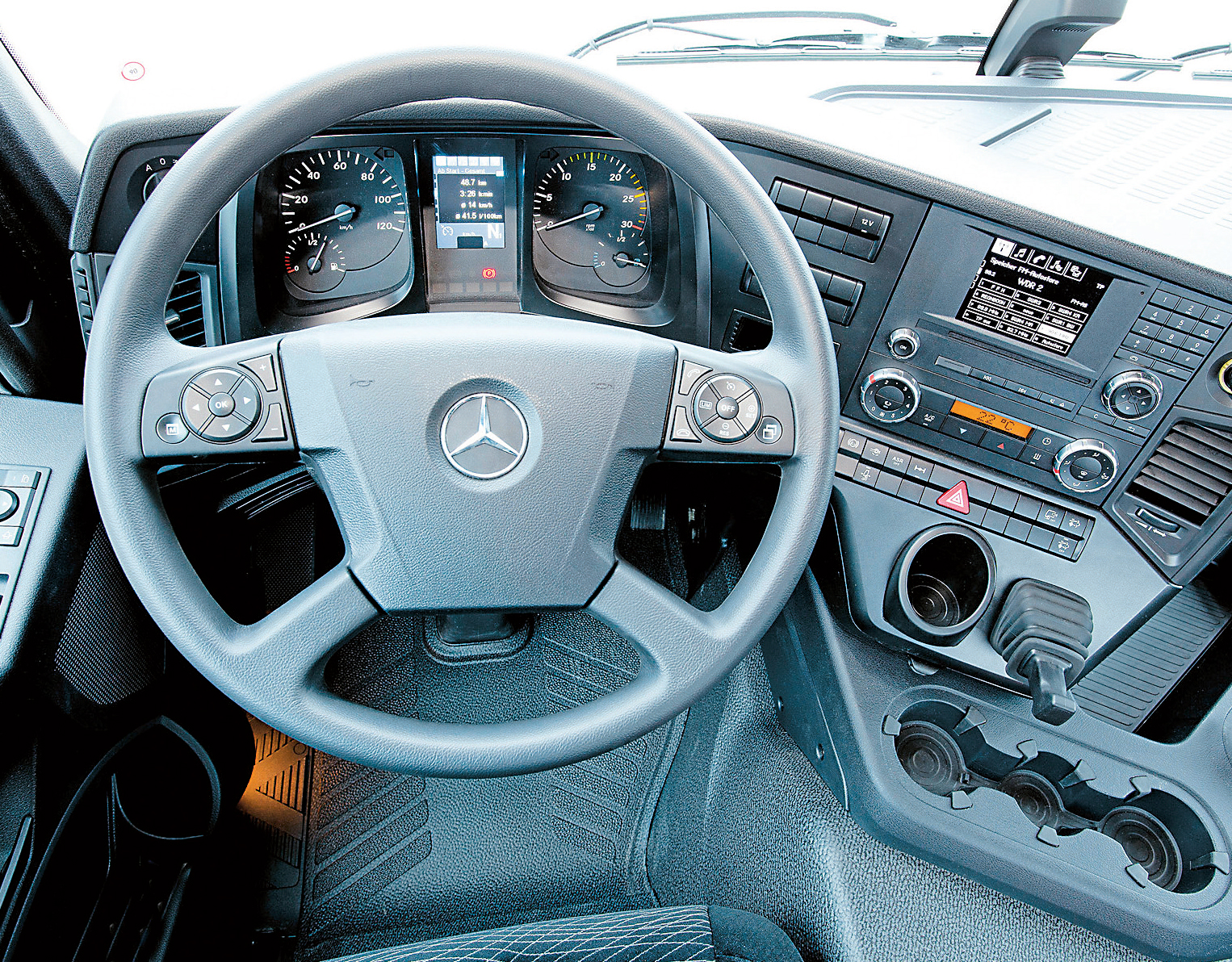 pes-49-el-nuevo-arocs-mercedes-benz-05