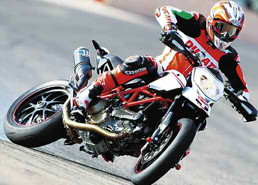 tap-192-la-ducati-hypermotard-796-01