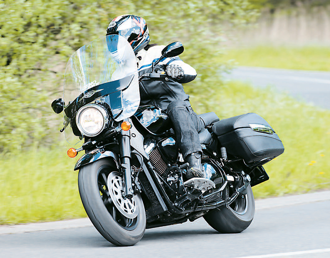 tap-146-la-suzuki-intruder-c1500t-01