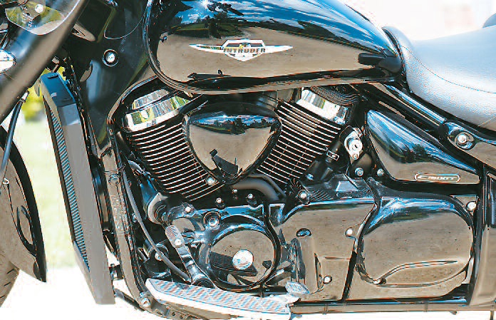 tap-146-la-suzuki-intruder-c1500t-02