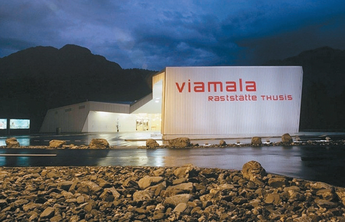 el-futuro-en-el-presente-estacion-de-servicio-en-viamala-suiza-01