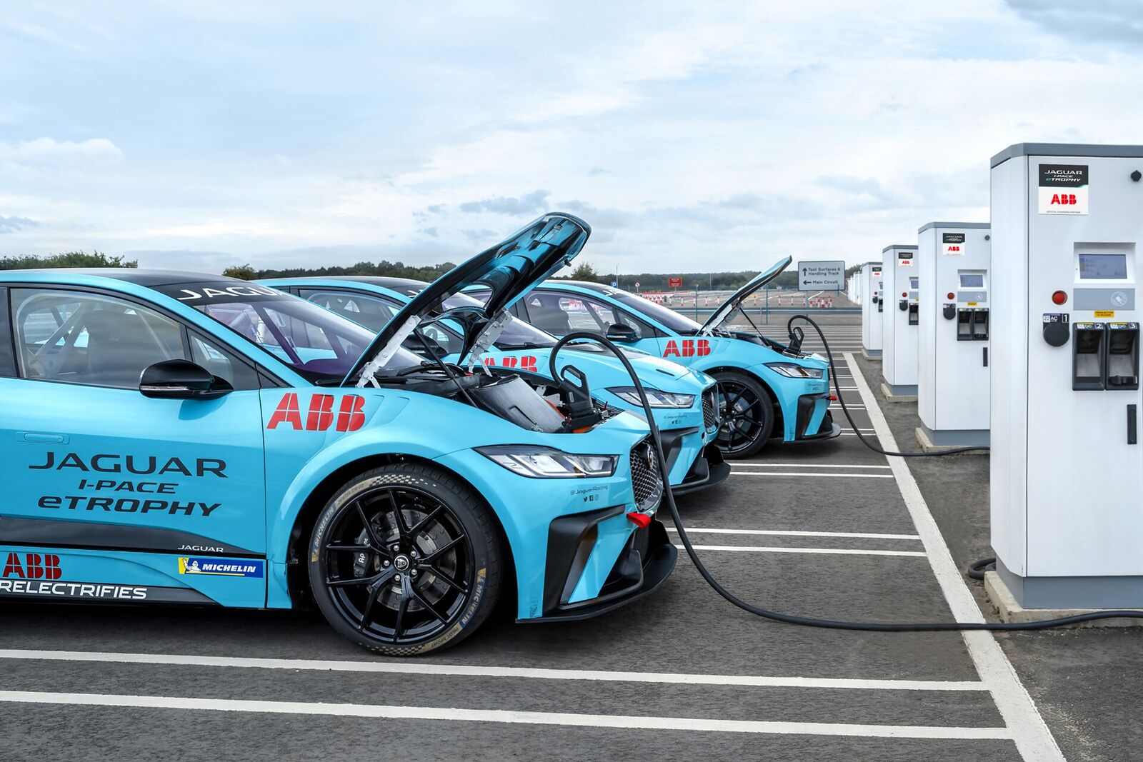 2018-10-12-la-serie-de-carreras-jaguar-i-pace-etrophy-cargada-al-maximo-con-su-nueva-colaboracion-con-abb-2-02