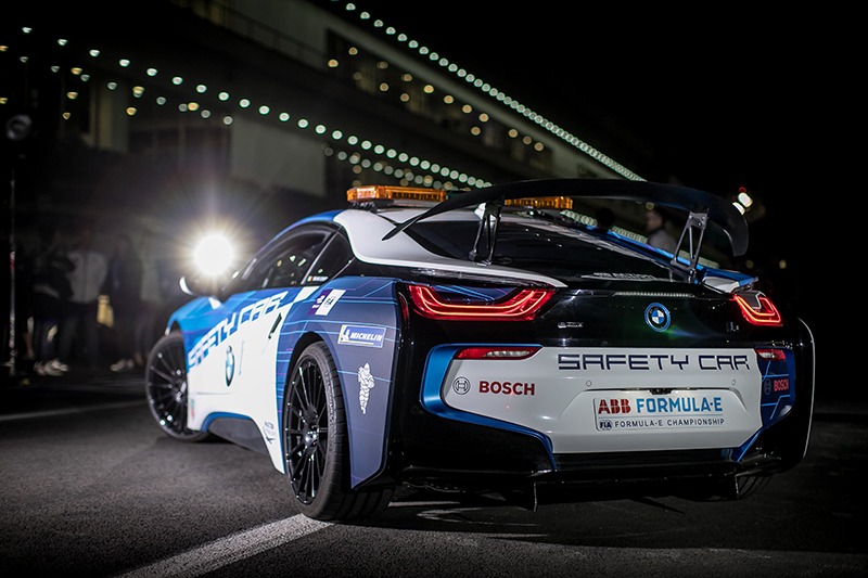 2019-02-22-el-nuevo-diseo-del-safety-car-con-un-piloto-de-bmw-en-la-parte-delantera-de-la-pista-3-03