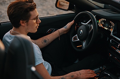 2019-04-19-genial-y-peligroso-brooklin-beckham-retrata-al-nuevo-bmw-z4-3-03