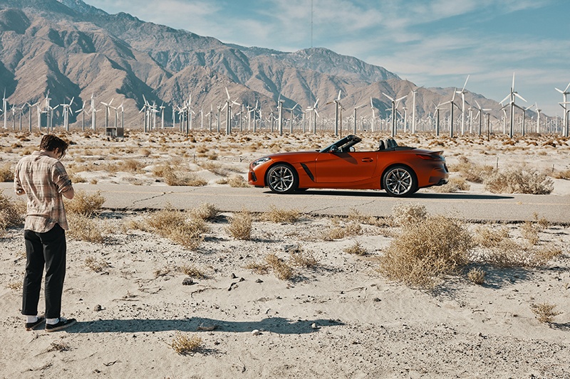 2019-04-19-genial-y-peligroso-brooklin-beckham-retrata-al-nuevo-bmw-z4-4-04
