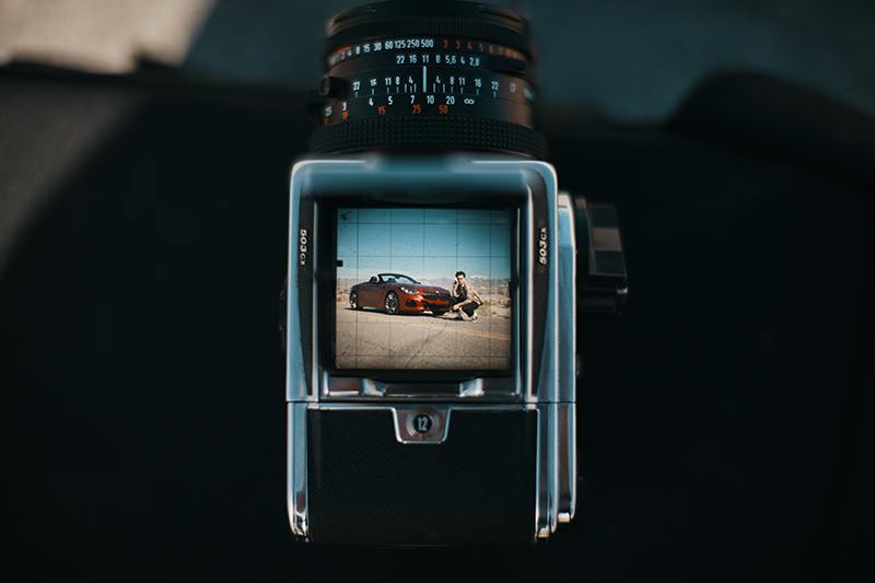 2019-04-19-genial-y-peligroso-brooklin-beckham-retrata-al-nuevo-bmw-z4-5-05