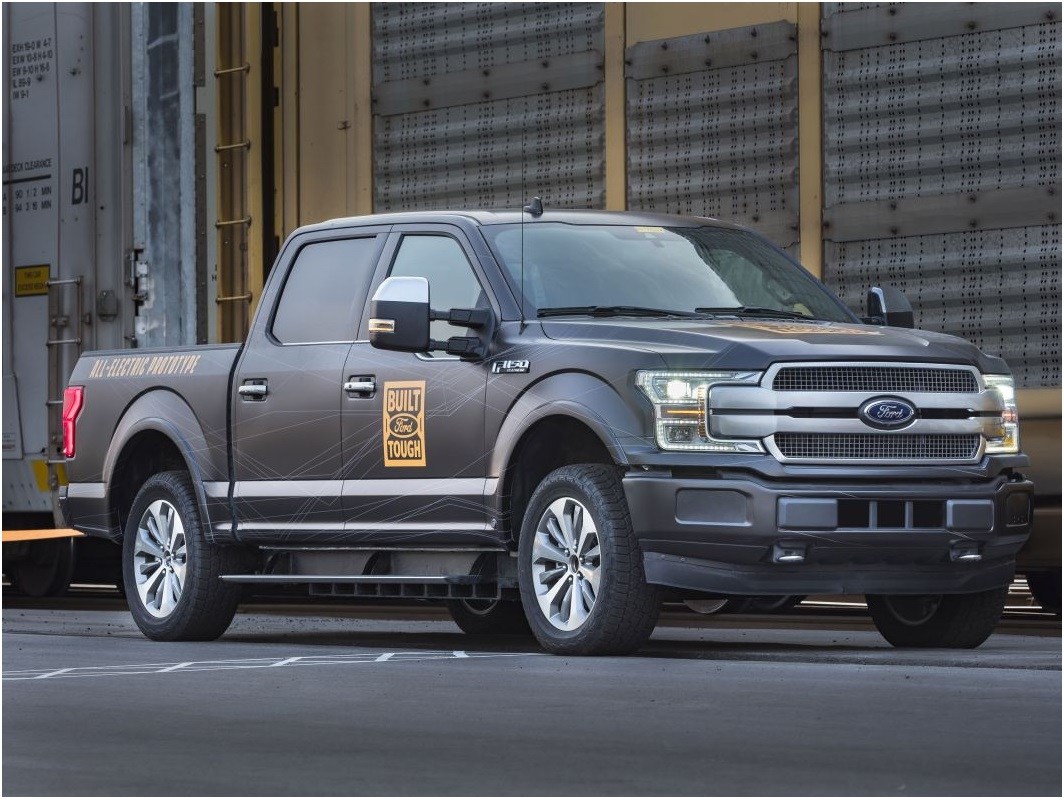 2019-08-02-la-ford-f-150-electrica-demostro-que-puede-remolcar-mas-de-medio-millon-de-kilos-3-03