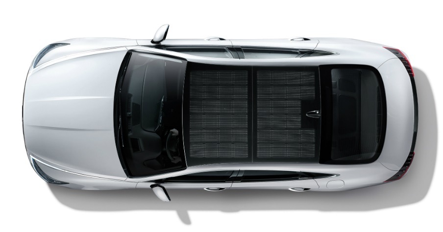 2019-08-23-el-primer-auto-del-mundo-con-panales-solares-en-el-techo-3-06